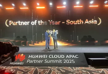 PBSS Group Managing Director Dr. Madura Gamanayake accepts Huawei Cloud Partner of the Year South Asia 2024 award in Phuket.